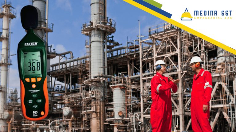 "Una mujer con casco y protectores auditivos está utilizando un sonómetro en una planta industrial para medir los niveles de ruido. La imagen destaca la importancia de la seguridad auditiva en entornos laborales ruidosos.