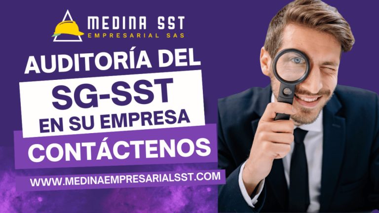 Profesionales de seguridad revisando documentos y equipo en un entorno laboral