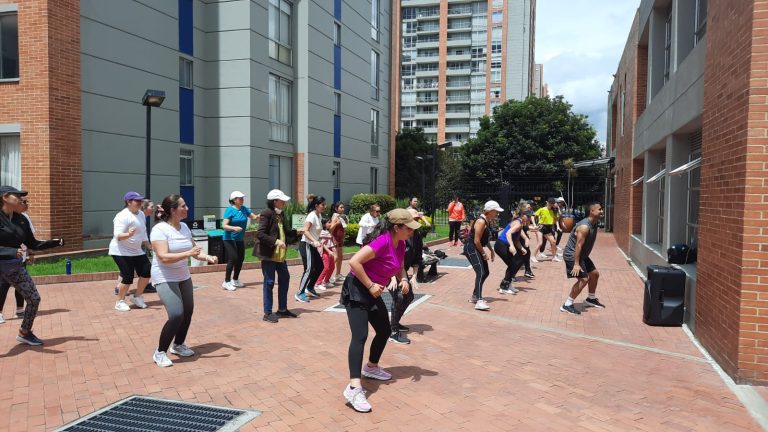 Empleados realizando pausas activas en la oficina