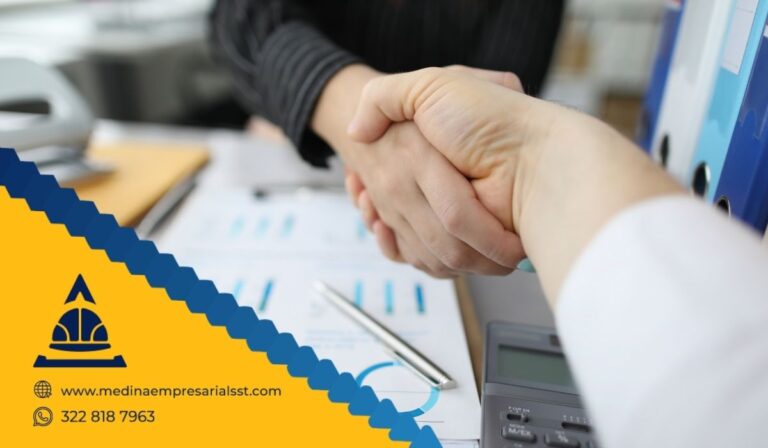Profesional en salud ocupacional garantizando el cumplimiento del SG-SST en una empresa colombiana.
