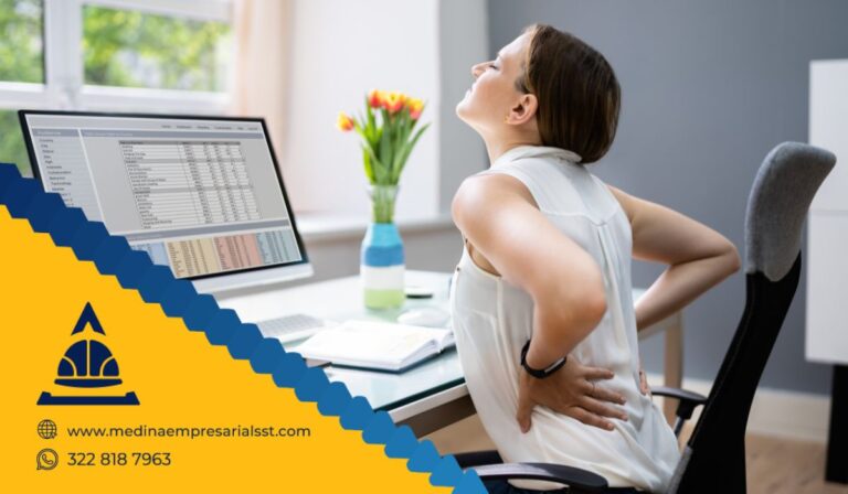 Empleado con malestar físico frente al computador por falta de análisis ergonómico en su puesto de trabajo