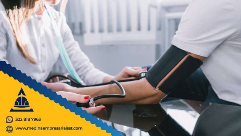 Médico laboral proporcionando atención especializada para garantizar la salud y seguridad ocupacional de los trabajadores