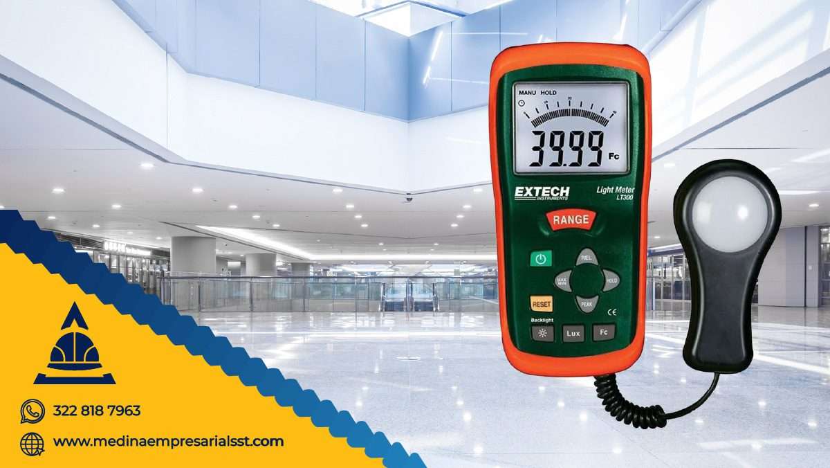 Mediciones ambientales de luxometría para evaluar los niveles de iluminación en el ambiente laboral y garantizar condiciones óptimas de trabajo.