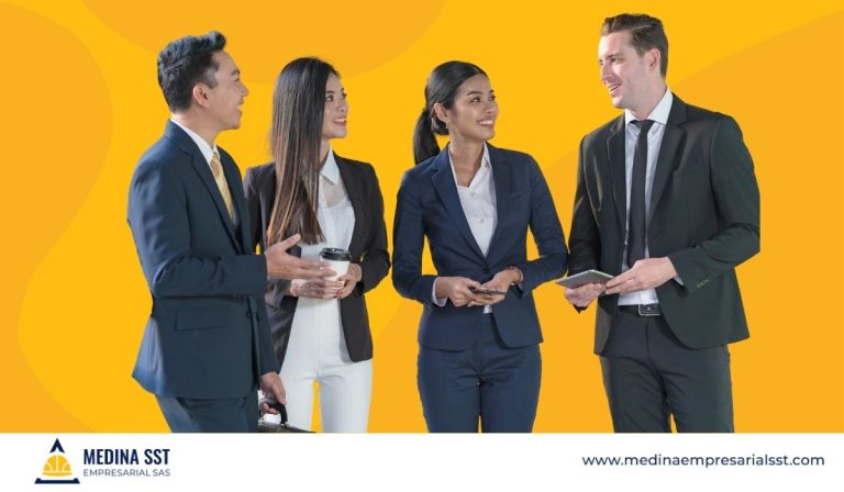 Equipo de trabajo empresarial planificando estrategias de seguridad y salud laboral en un entorno moderno.