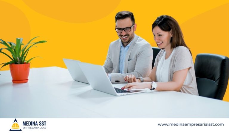 Profesionales empresariales conversando sobre estrategias modernas de seguridad y salud laboral en un entorno de oficina.