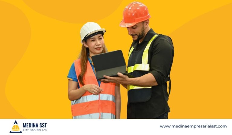 Profesional explicando qué es la seguridad y salud en el trabajo (SST) en una empresa