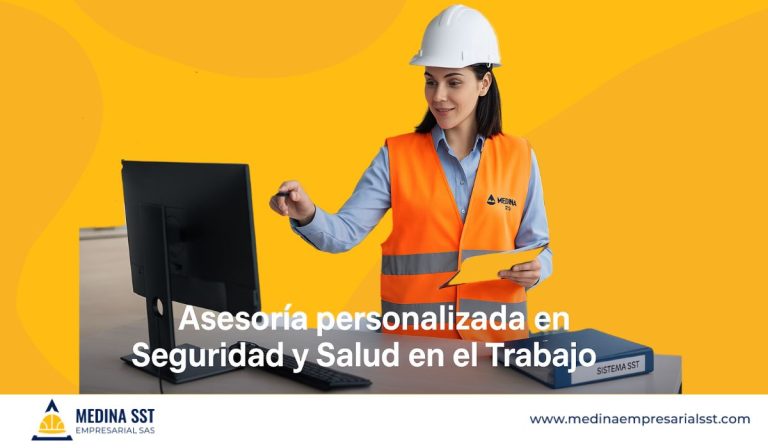 Mujer profesional en Seguridad y Salud en el Trabajo asesorando desde una oficina moderna, con casco blanco y chaleco reflectivo