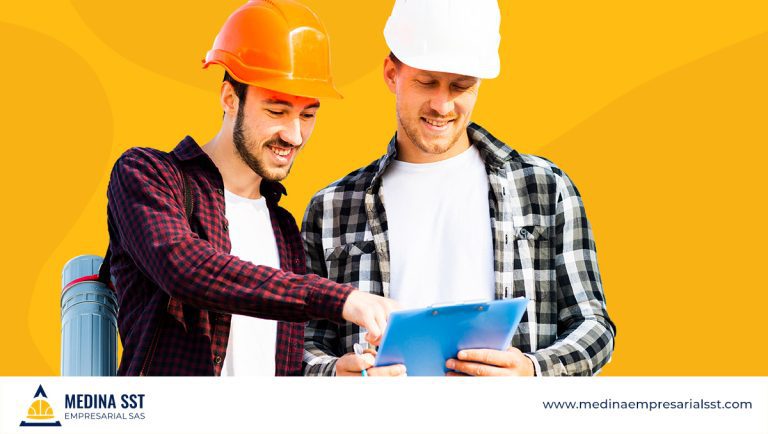 Experto en SISO inspeccionando seguridad en obra para garantizar cumplimiento de normatividad y reducir riesgos laborales.