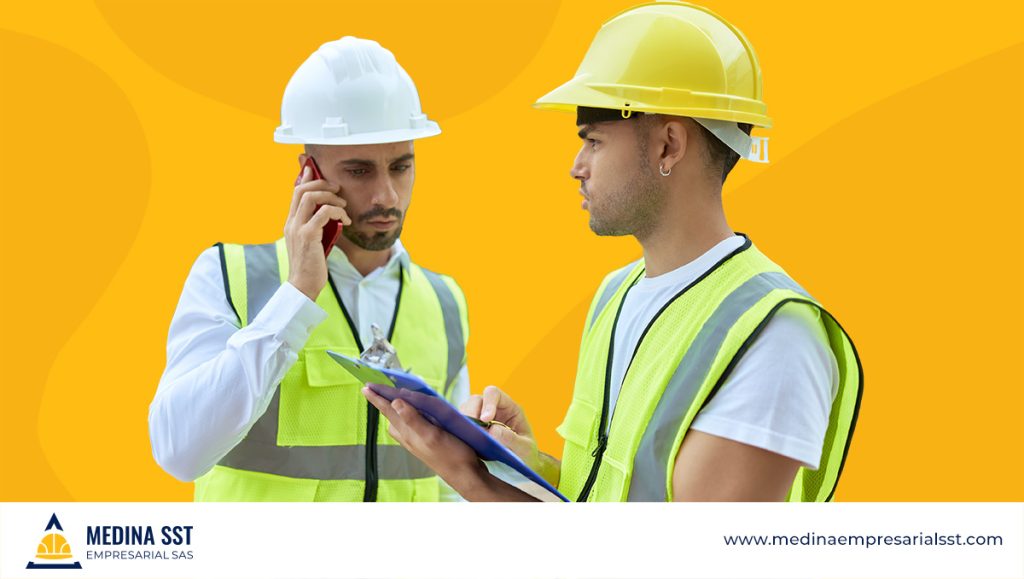 Profesional en Seguridad y Salud en el Trabajo supervisando obra para garantizar cumplimiento del SG-SST