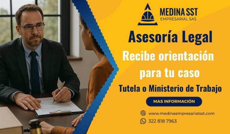 Profesional en oficina brinda asesoría legal sobre demanda laboral a trabajador que consulta su caso.