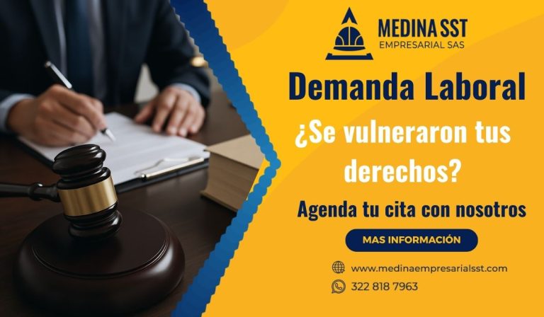Asesor jurídico explica documentos laborales a un trabajador durante una consulta en oficina, con balanza de la justicia al fondo.