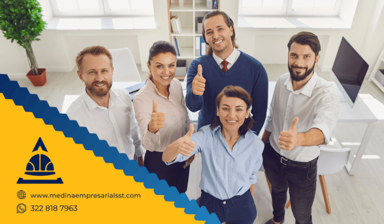 Equipo de trabajo feliz levantando el pulgar, representando el impacto positivo del sistema de vigilancia epidemiológica en la salud laboral y el ambiente organizacional.