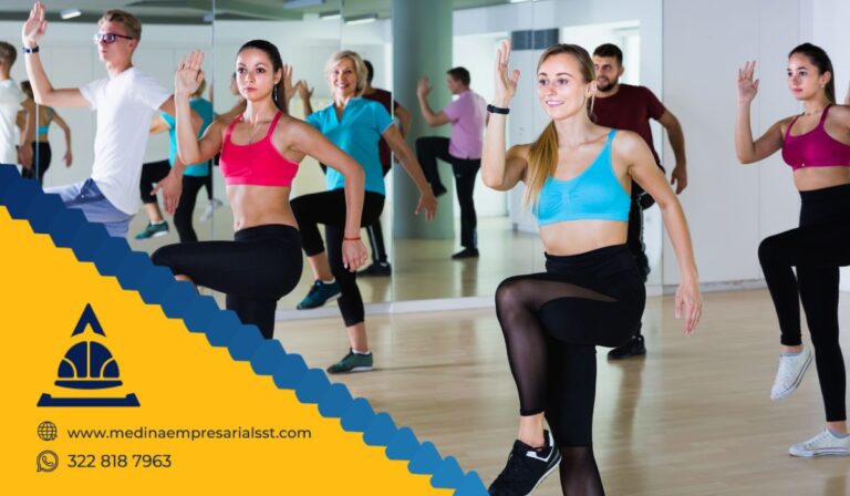 Grupo de trabajadores disfrutando de una sesión de rumbaterapia empresarial en su lugar de trabajo.