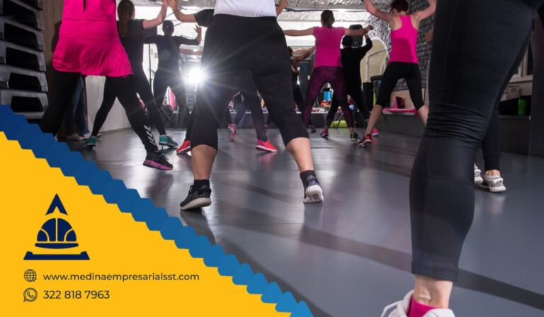 Trabajadores bailando rumbaterapia en la oficina, promoviendo la salud emocional y reduciendo el estrés laboral