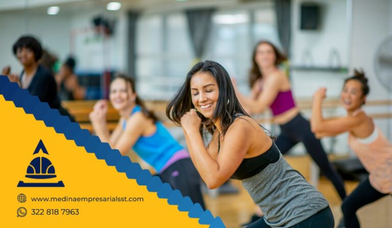 Personas disfrutando de una sesión de rumbaterapia en un ambiente laboral, promoviendo bienestar físico y emocional