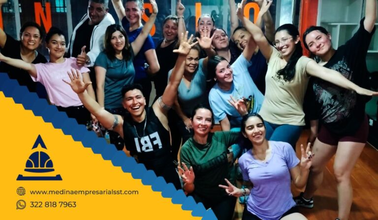 Colaboradores disfrutando de una sesión de rumbaterapia empresarial durante la Semana de la Salud en la empresa, promoviendo hábitos saludables y bienestar físico.