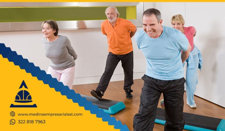 Grupo de adultos realizando rumba terapia en el entorno laboral, promoviendo el bienestar físico y emocional.