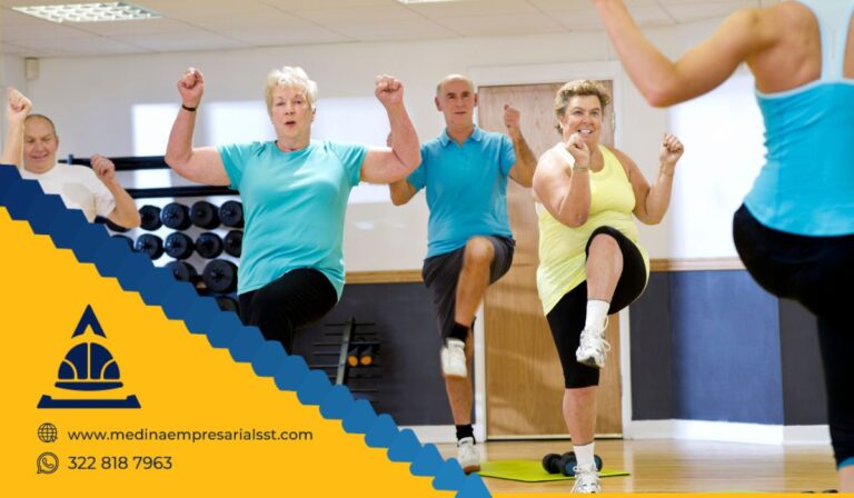 Grupo de adultos disfrutando una sesión de rumba terapia en el trabajo, promoviendo bienestar y movimiento saludable.