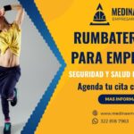 Personas disfrutando una sesión de rumbaterapia empresarial en Bogotá para mejorar el clima laboral y la integración de equipos.