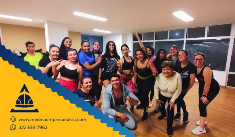 Empleados disfrutando una jornada de rumbaterapia en la semana de la salud laboral en la empresa.