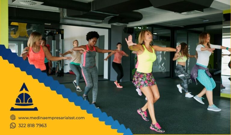 Empleados disfrutando una jornada de rumbaterapia para mejorar la motivación y la salud laboral.