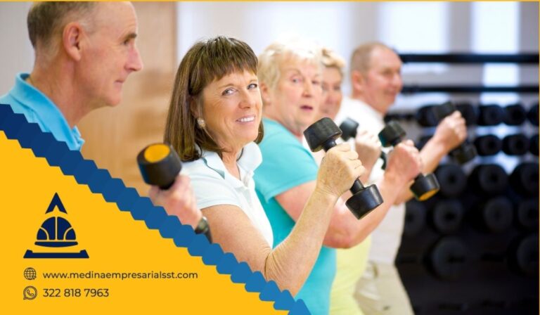 Adultos mayores disfrutando una sesión de rumbaterapia con música, alegría y movimiento saludable