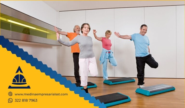 Adultos mayores disfrutando de rumbaterapia para mejorar su salud física y emocional