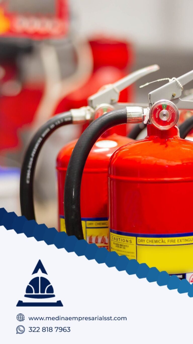 Capacitación práctica en manejo de extintores para prevenir y controlar incendios laborales.