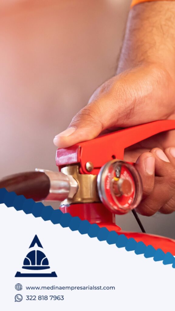 Capacitación práctica en manejo de extintores para empresas según la normativa colombiana Ley 1562 de 2012 y Decreto 1072 de 2015 con Medina Empresarial SST.