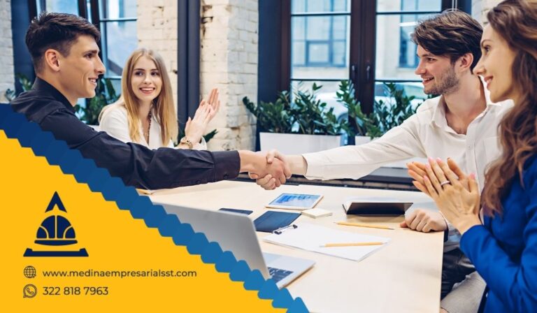 Reintegro laboral según normatividad colombiana, con plan de apoyo al trabajador.