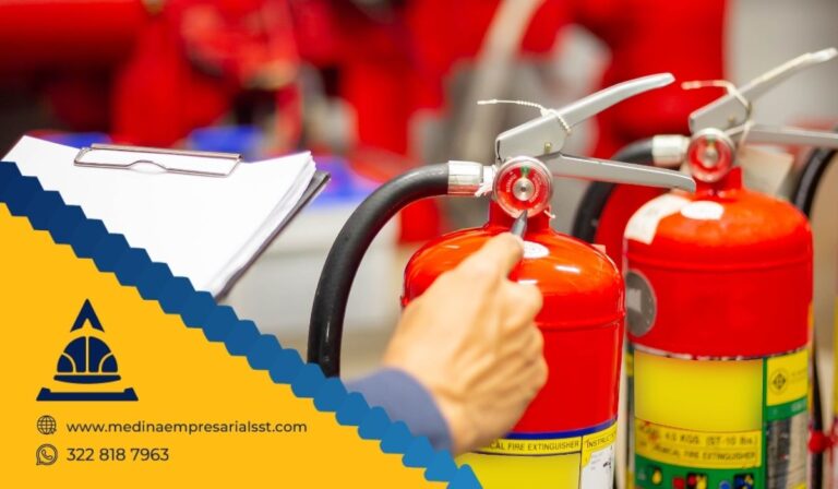 Capacitación práctica en manejo de extintores para prevenir y controlar incendios laborales.