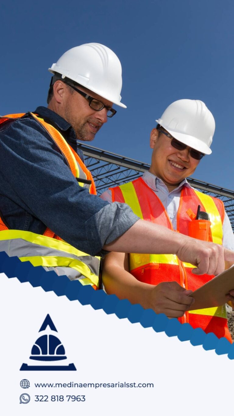 Trabajadores coordinando tareas para fortalecer la Administración del Sistema de Gestión de la Seguridad y Salud en el Trabajo.