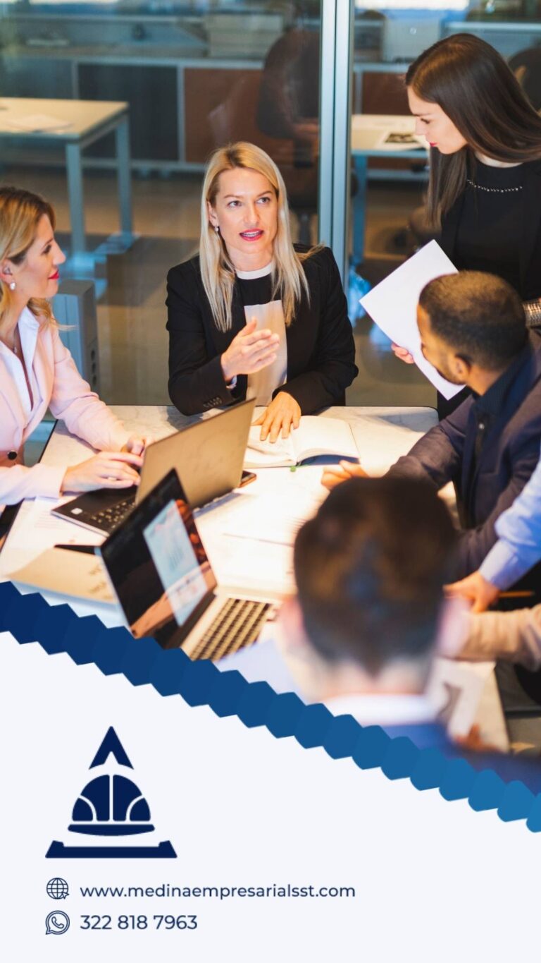 Auditoría en SST revisando documentos y verificando cumplimiento del SG-SST en una empresa.