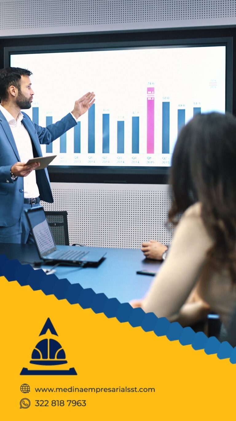 Auditoría en SST revisando documentos y verificando cumplimiento del SG-SST en una empresa.