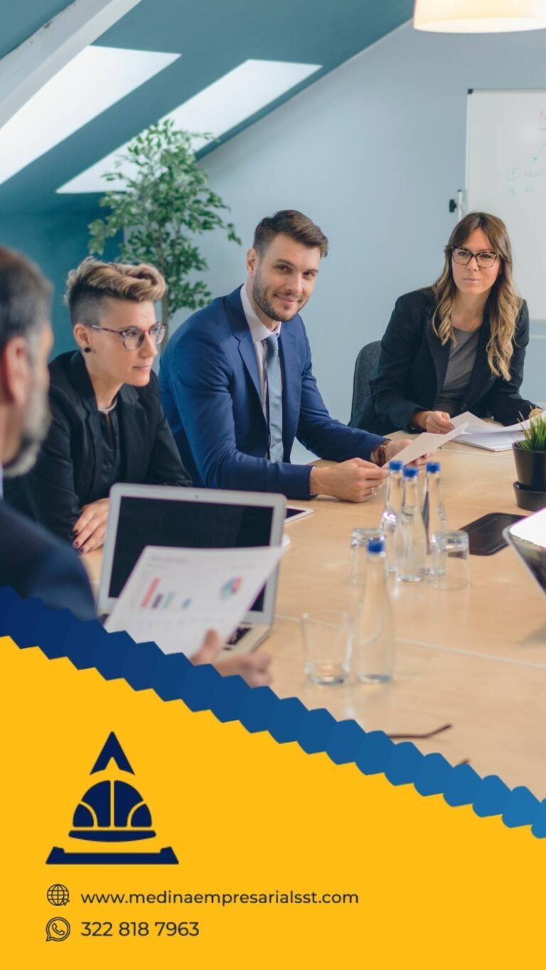 Auditoría en SST revisando documentos y verificando cumplimiento del SG-SST en una empresa.