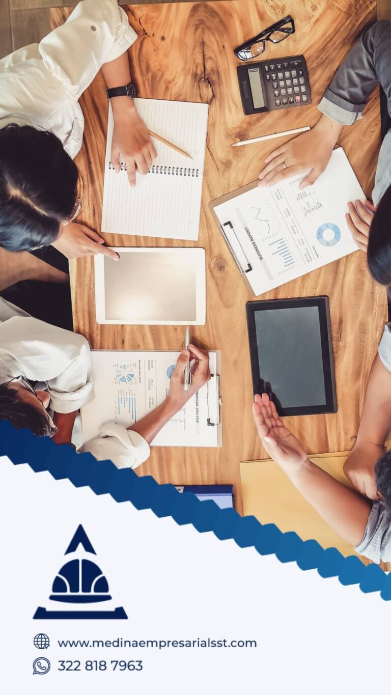 Auditoría en SST revisando documentos y verificando cumplimiento del SG-SST en una empresa.