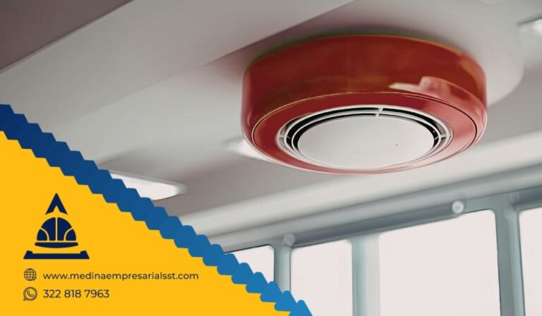 Inspección evaluación técnica de la ubicación y cobertura de los detectores conforme a la norma NFPA 72 en techos interiores de oficinas.