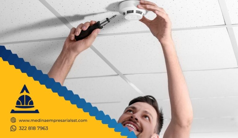 Inspección evaluación técnica de la ubicación y cobertura de los detectores conforme a la norma NFPA 72 en techos técnicos y oficinas.