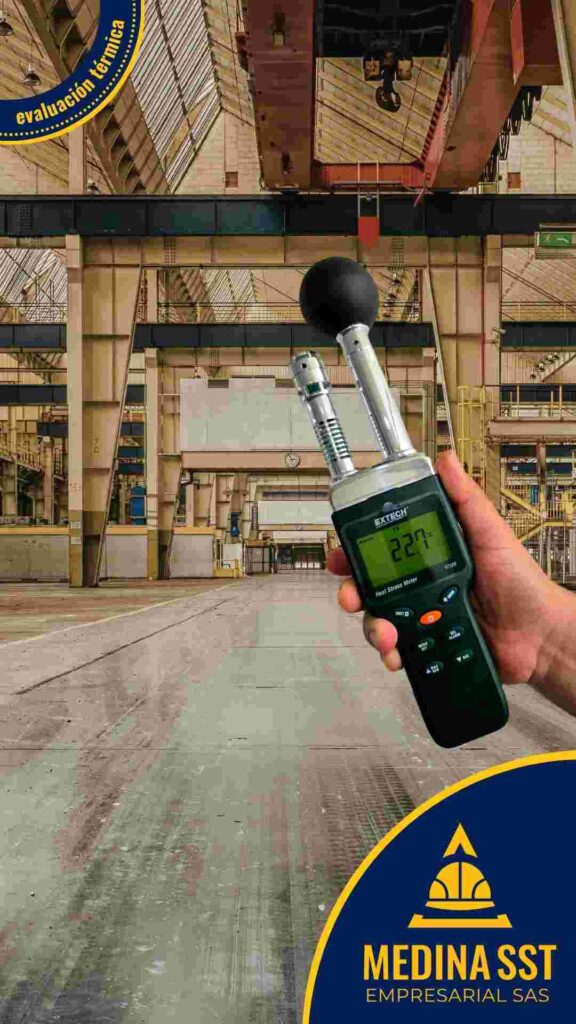 Profesional de Medina SST realizando evaluación de estrés térmico con monitor WBGT