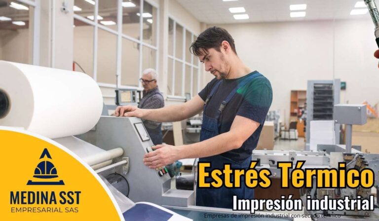 Operario de planta siguiendo la Guía de Mediciones Ambientales de Estrés Térmico en Impresión industrial (SST) en túneles de secado.