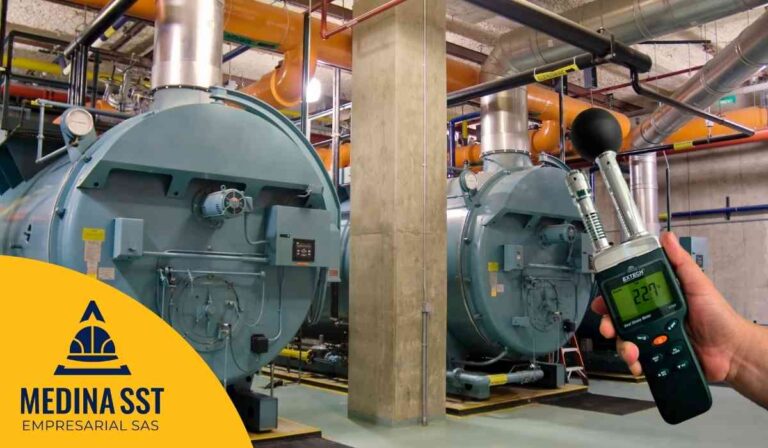 Técnico realizando mediciones ambientales de estrés térmico en calderas industriales bajo estándares de SST.