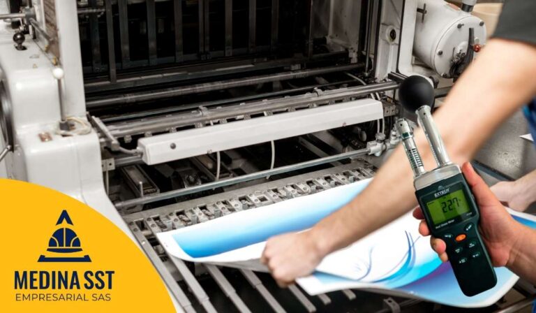 Operario de flexografía siguiendo la Guía de Mediciones Ambientales de Estrés Térmico en Impresión industrial (SST) para control de calor.