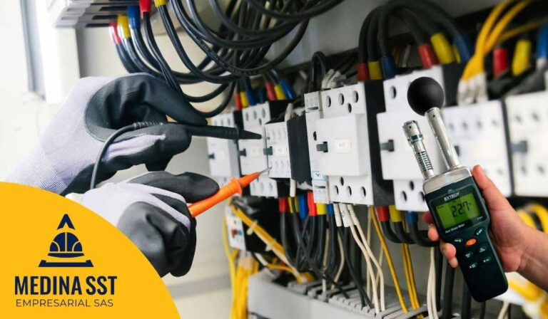 Técnico monitoreando la Guía de Mediciones Ambientales de Estrés Térmico en Generación Eléctrica (SST) en una sala de turbinas.