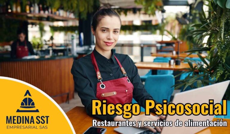 Equipo de cocina gestionando el Riesgo Psicosocial en Restaurantes y Servicios de Alimentación durante horas pico.