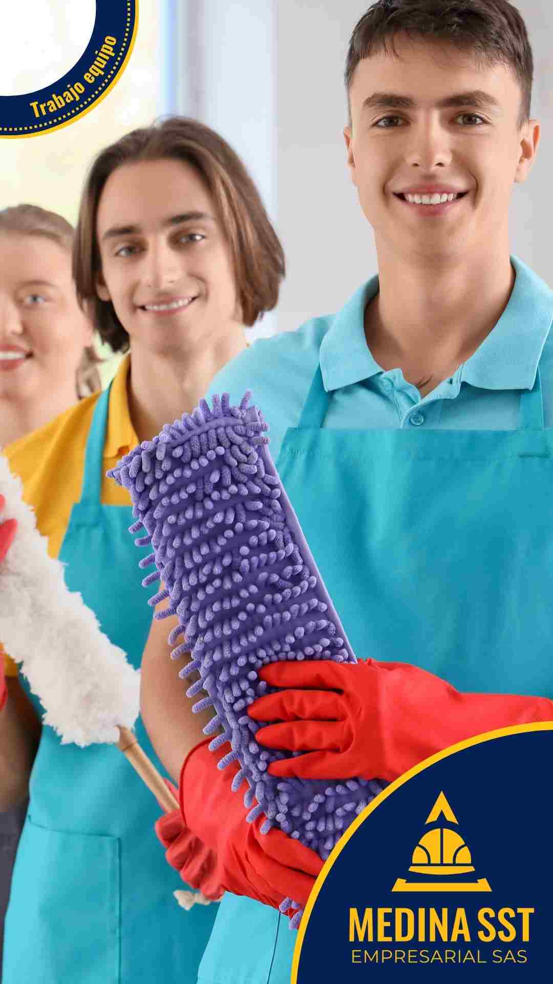 Operarias y operarios de aseo con guantes y elementos de limpieza antes de iniciar la jornada