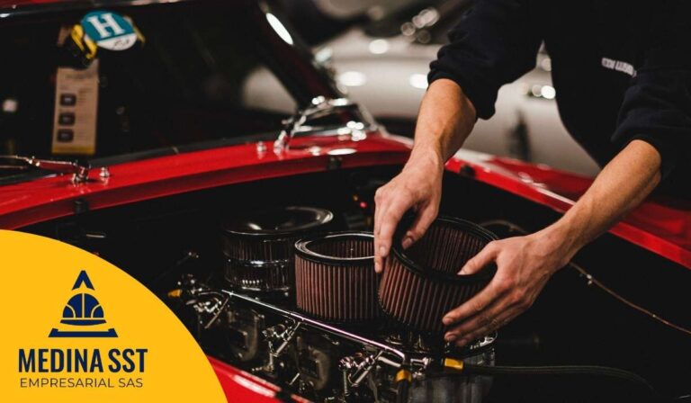 Técnico en latonería gestionando el Riesgo Psicosocial en Sector Automotriz (Concesionarios y Talleres) durante procesos de pintura.