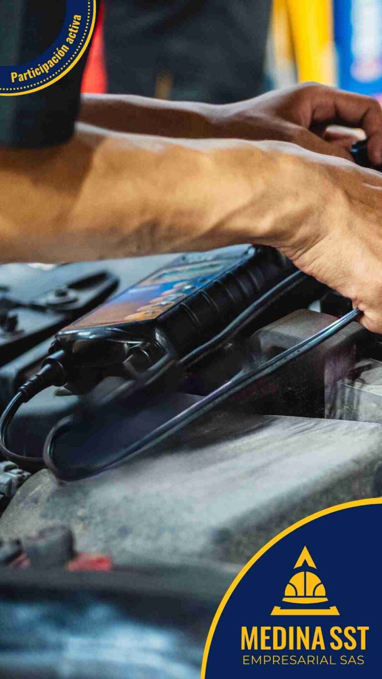 Asesor de servicio controlando el Riesgo Psicosocial en Sector Automotriz (Concesionarios y Talleres) durante la atención de reclamos.