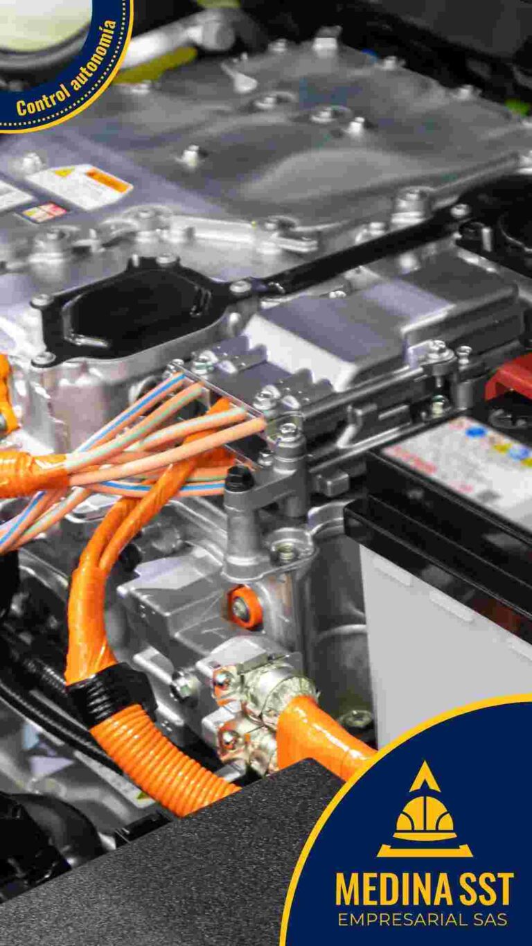 Técnico automotriz gestionando el Riesgo Psicosocial en Sector Automotriz (Concesionarios y Talleres) bajo presión de tiempos.