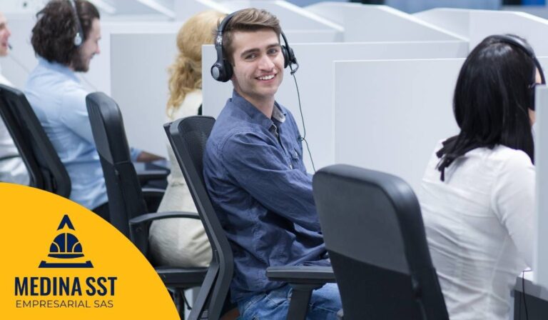 Agente de call center con diadema trabajando bajo monitoreo de factores de riesgo psicosocial.