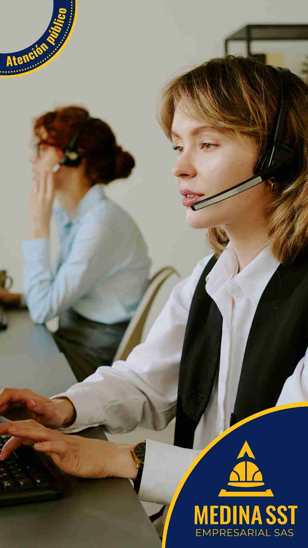 Asesora de call center con diadema atendiendo en su puesto de trabajo